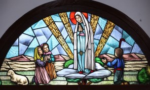 파티마의 성모 마리아와 세 명의 목격 증인들_photo by Lawrence OP_in the Catholic Nakamachi Church of Nagasaki in Japan.jpg
